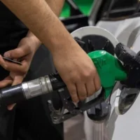 Des gens font leur plein d'essence avant l’augmentation du prix des carburant à minuit dans une station-service du centre d’Israël, le 31 mars 2026 (Yossi Aloni/Flash90)