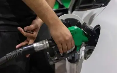 Des gens font leur plein d'essence avant l’augmentation du prix des carburant à minuit dans une station-service du centre d’Israël, le 31 mars 2026 (Yossi Aloni/Flash90)