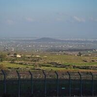Vue de la frontière israélo-syrienne depuis le nord du plateau du Golan, le 11 avril 2026 (Crédit : Michael Giladi/Flash90)