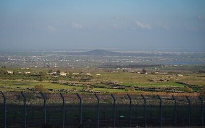 Vue de la frontière israélo-syrienne depuis le nord du plateau du Golan, le 11 avril 2026 (Crédit : Michael Giladi/Flash90) Vue de la frontière israélo-syrienne depuis le nord du plateau du Golan, le 11 avril 2026 (Crédit : Michael Giladi/Flash90)