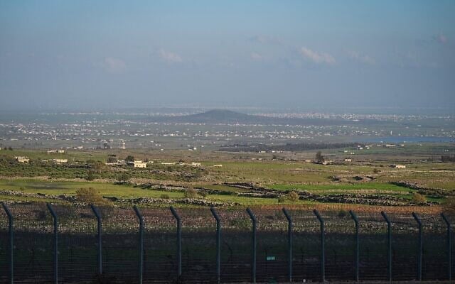 Vue de la frontière israélo-syrienne depuis le nord du plateau du Golan, le 11 avril 2026 (Crédit : Michael Giladi/Flash90) Vue de la frontière israélo-syrienne depuis le nord du plateau du Golan, le 11 avril 2026 (Crédit : Michael Giladi/Flash90)
