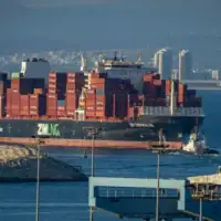Un cargo de la compagnie Zim au large du port de Haïfa, le 1er mai 2026. (Crédit: Sharon Leibel/Flash90)