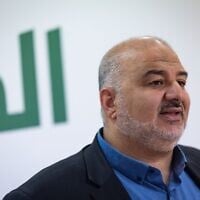 Le député Mansour Abbas, chef du parti islamiste Raam, présidant une réunion de faction de la Knesset, à Jérusalem, le 11 mai 2026. (Crédit : Yonatan Sindel/ Flash90)
