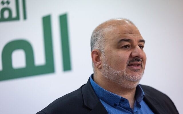Le député Mansour Abbas, chef du parti islamiste Raam, présidant une réunion de faction de la Knesset, à Jérusalem, le 11 mai 2026. (Crédit : Yonatan Sindel/ Flash90) Le député Mansour Abbas, chef du parti islamiste Raam, présidant une réunion de faction de la Knesset, à Jérusalem, le 11 mai 2026. (Crédit : Yonatan Sindel/ Flash90)