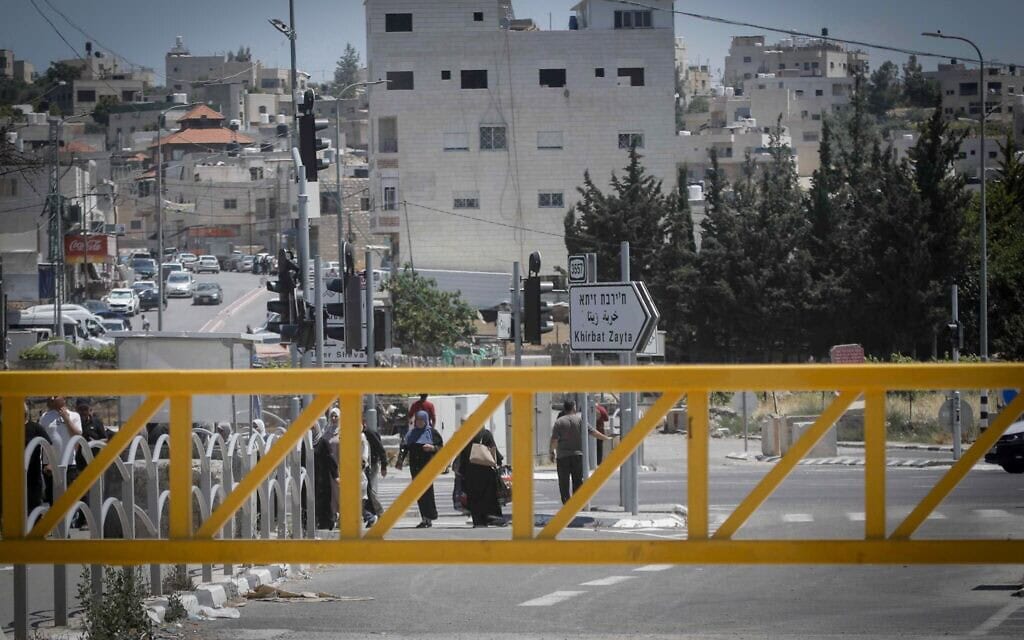 Des Palestiniens près d’une entrée bloquée de Hébron, en Cisjordanie, le 1ᵉʳ juin 2026. (Crédit : Wisam Hashlamoun/FLASH90)