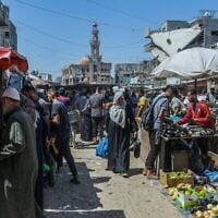 Des Palestiniens font leurs courses au marché en plein air de Khan Younès, dans le sud de la bande de Gaza, le 8 juin 2026. (Crédit : Abed Rahim Khatib/Flash90)
