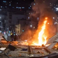 Des manifestants juifs ultra-orthodoxes mettent le feu à des matériaux de construction lors d'une manifestation contre les travaux du tramway de Jérusalem dans le quartier de Bar-Ilan à Jérusalem, le 8 juin 2026.