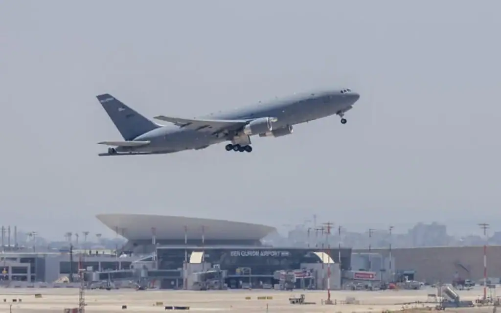 Un avion ravitailleur Boeing KC-46A de l'US Air Force décolle de l'aéroport Ben Gourion, le 8 juin 2026. (Crédit : Yossi Aloni/Flash90)