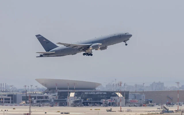 Un avion ravitailleur Boeing KC-46A de l'US Air Force décolle de l'aéroport Ben Gourion, le 8 juin 2026. (Crédit : Yossi Aloni/Flash90) Un avion ravitailleur Boeing KC-46A de l'US Air Force décolle de l'aéroport Ben Gourion, le 8 juin 2026. (Crédit : Yossi Aloni/Flash90)