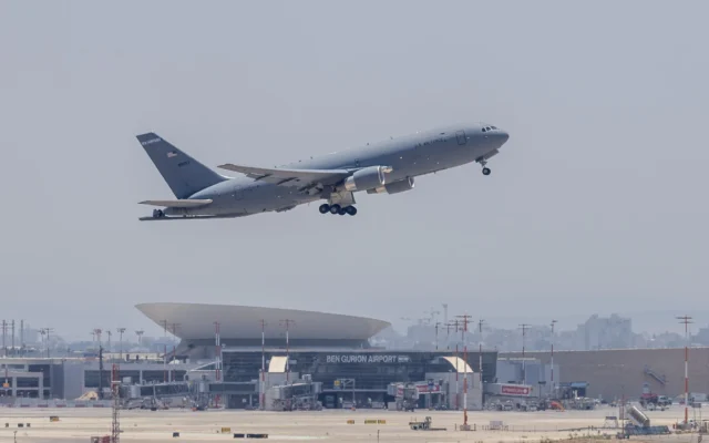 Un avion ravitailleur Boeing KC-46A de l'armée de l'air américaine décolle de l'aéroport Ben Gourion le 8 juin 2026. (Crédit: Yossi Aloni/Flash90) Un avion ravitailleur Boeing KC-46A de l'armée de l'air américaine décolle de l'aéroport Ben Gourion le 8 juin 2026. (Crédit: Yossi Aloni/Flash90)