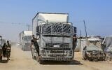 L'aide humanitaire entrant à Gaza par le poste-frontière de Rafah, à Khan Younès, dans le sud de la bande de Gaza, le 10 juin 2026. (Crédit : Abed Rahim Khatib/Flash90)