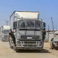 L'aide humanitaire entre à Gaza par le poste-frontière de Rafah, à Khan Younès, dans le sud de la bande de Gaza, le 10 juin 2026. (Crédit : Abed Rahim Khatib/Flash90)