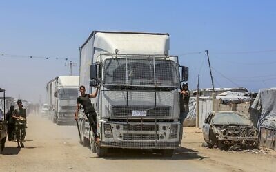 L'aide humanitaire entrant à Gaza par le poste-frontière de Rafah, à Khan Younès, dans le sud de la bande de Gaza, le 10 juin 2026. (Crédit : Abed Rahim Khatib/Flash90) L'aide humanitaire entrant à Gaza par le poste-frontière de Rafah, à Khan Younès, dans le sud de la bande de Gaza, le 10 juin 2026. (Crédit : Abed Rahim Khatib/Flash90)