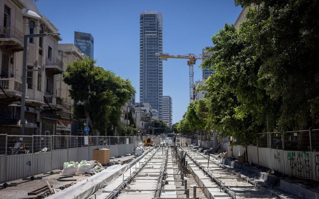 Chantier de construction des voies du tramway, rue Allenby, à Tel Aviv, le 14 juin 2026. (Crédit : Miriam Alster/Flash90) Chantier de construction des voies du tramway, rue Allenby, à Tel Aviv, le 14 juin 2026. (Crédit : Miriam Alster/Flash90)