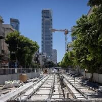Chantier de construction des voies du tramway, rue Allenby, à Tel Aviv, le 14 juin 2026. (Crédit : Miriam Alster/Flash90)