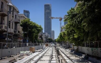 Chantier de construction des voies du tramway, rue Allenby, à Tel Aviv, le 14 juin 2026. (Crédit : Miriam Alster/Flash90) Chantier de construction des voies du tramway, rue Allenby, à Tel Aviv, le 14 juin 2026. (Crédit : Miriam Alster/Flash90)