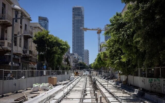 Chantier de construction des voies du tramway, rue Allenby, à Tel Aviv, le 14 juin 2026. (Crédit : Miriam Alster/Flash90)