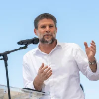 Le ministre des Finances, Bezalel Smotrich, assiste à la cérémonie de pose de la première pierre de la nouvelle implantation de Doran, dans la région du mont Hébron en Cisjordanie, le 16 juin 2026. (Crédit : Chaim Goldberg/Flash90)