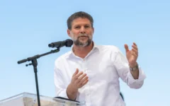 Le ministre des Finances, Bezalel Smotrich, assiste à la cérémonie de pose de la première pierre de la nouvelle implantation de Doran, dans la région du mont Hébron en Cisjordanie, le 16 juin 2026. (Crédit : Chaim Goldberg/Flash90)