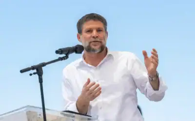 Le ministre des Finances, Bezalel Smotrich, assiste à la cérémonie de pose de la première pierre de la nouvelle implantation de Doran, dans la région du mont Hébron en Cisjordanie, le 16 juin 2026. (Crédit : Chaim Goldberg/Flash90)