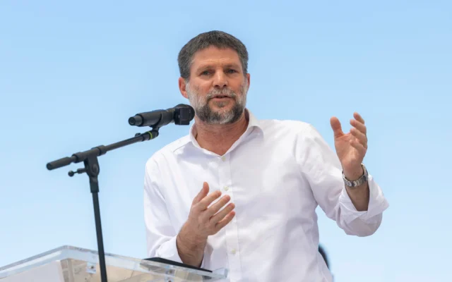 Le ministre des Finances, Bezalel Smotrich, assiste à la cérémonie de pose de la première pierre de la nouvelle implantation de Doran, dans la région du mont Hébron en Cisjordanie, le 16 juin 2026. (Crédit : Chaim Goldberg/Flash90)