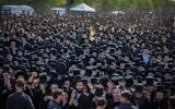Des milliers de Juifs ultra-orthodoxes manifestant devant la prison militaire près de Kfar Yona, dans le centre d’Israël, contre l’incarcération d’étudiants de yeshiva qui n’ont pas respecté l’ordre de recrutement de l’armée israélienne, le 17 juin 2026. (Crédit : Tal Gal/Flash90)
