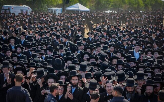 Des milliers de Juifs ultra-orthodoxes manifestant devant la prison militaire près de Kfar Yona, dans le centre d’Israël, contre l’incarcération d’étudiants de yeshiva qui n’ont pas respecté l’ordre de recrutement de l’armée israélienne, le 17 juin 2026. (Crédit : Tal Gal/Flash90)