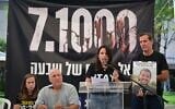 Des familles endeuillées participant à une conférence de presse du Conseil d'octobre consacrée aux projets visant à commémorer les mille jours écoulés depuis le pogrom perpétré par le groupe terroriste palestinien du Hamas le 7 octobre 2023, à Tel Aviv, le 25 juin 2026. (Crédit : Avshalom Sassoni/Flash90)