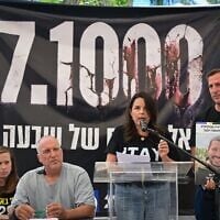 Des familles endeuillées participant à une conférence de presse du Conseil d'octobre consacrée aux projets visant à commémorer les mille jours écoulés depuis le pogrom perpétré par le groupe terroriste palestinien du Hamas le 7 octobre 2023, à Tel Aviv, le 25 juin 2026. (Crédit : Avshalom Sassoni/Flash90)