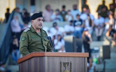 Le chef d'état-major de l'armée israélienne, le lieutenant-général Eyal Zamir, prend la parole lors de la cérémonie de remise des diplômes d'un stage d'officiers de l'armée israélienne dans le sud d'Israël, le 25 juin 2026. (Crédit : Flash90)