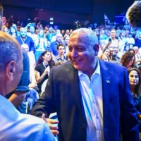 Gadi Eisenkot (à droite) salue des partisans lors du lancement de la campagne électorale de son parti Yashar, à Hod Hasharon, dans le centre d'Israël, le 30 juin 2026. (Avshalom Sassoni/Flash90)