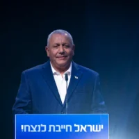 Le président de Yashar, Gadi Eisenkot, prend la parole lors du lancement de la campagne électorale de son parti à Hod Hasharon, le 30 juin 2026. (Chaim Goldberg/Flash90)