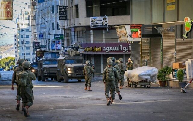 Des soldats de l'armée israélienne mènent une opération dans la ville de Naplouse, en Cisjordanie, le 30 juin 2026. (Crédit : Nasser Ishtayeh/Flash90) Des soldats de l'armée israélienne mènent une opération dans la ville de Naplouse, en Cisjordanie, le 30 juin 2026. (Crédit : Nasser Ishtayeh/Flash90)