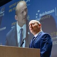 L'ancien Premier ministre Naftali Bennett lors de la Conférence de Herzliya à l'université Reichman de Herzliya, le 1er juillet 2026. (Crédit : Avshalom Sassoni/Flash90)
