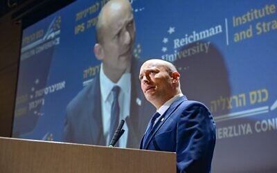 L'ancien Premier ministre Naftali Bennett lors de la Conférence de Herzliya à l'université Reichman de Herzliya, le 1er juillet 2026. (Crédit : Avshalom Sassoni/Flash90)