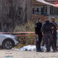 La police sur les lieux d'une tentative d'attaque à l'arme blanche à Lod, dans le centre d'Israël, le 1er juillet 2026. (Yossi Aloni/Flash90)