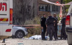 La police sur les lieux d'une tentative d'attaque à l'arme blanche à Lod, dans le centre d'Israël, le 1er juillet 2026. (Yossi Aloni/Flash90)
