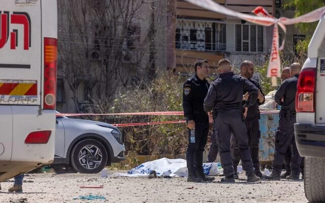 La police sur les lieux d'une tentative d'attaque à l'arme blanche à Lod, dans le centre d'Israël, le 1er juillet 2026. (Yossi Aloni/Flash90)