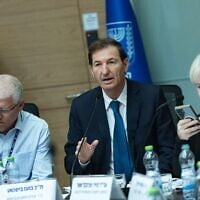 Le député du Likud Boaz Bismuth présidant une réunion de la commission des Affaires étrangères et de la Défense de la Knesset, à Jérusalem, le 1ᵉʳ juillet 2026. (Crédit : Yonatan Sindel/Flash90)