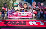 Des manifestants protestant devant les quartiers généraux de l'armée de la Kirya, à Tel Aviv, lors des événements marquant le 1 000ᵉ jour depuis le pogrom perpétré par le groupe terroriste palestinien du Hamas le 7 octobre 2023, le 2 juillet 2026. (Crédit : Avshalom Sassoni/Flash90)