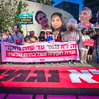Des manifestants protestant devant les quartiers généraux de l'armée de la Kirya, à Tel Aviv, lors des événements marquant le 1 000ᵉ jour depuis le pogrom perpétré par le groupe terroriste palestinien du Hamas le 7 octobre 2023, le 2 juillet 2026. (Crédit : Avshalom Sassoni/Flash90)