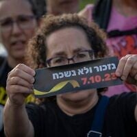Des manifestants réunis à l'occasion des événements marquant le 1 000ᵉ jour depuis le pogrom perpétré par le groupe terroriste palestinien du Hamas le 7 octobre 2023, devant la Knesset, à Jérusalem, le 2 juillet 2026. (Crédit : Chaïm Goldberg/Flash90)