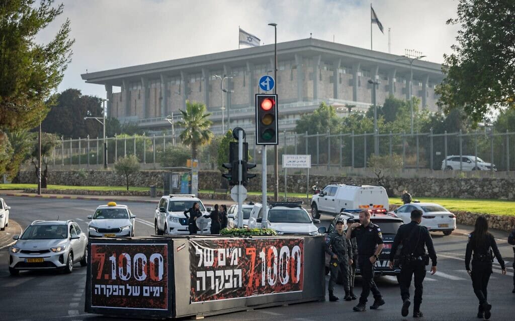 Des manifestants réunis devant la Knesset à Jérusalem, lors des événements marquant le 1 000ᵉ jour depuis le pogrom perpétré par le groupe terroriste palestinien du Hamas le 7 octobre 2023, le 2 juillet 2026. (Crédit : Chaïm Goldberg/Flash90)