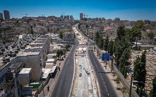Vue du chantier du tramway de Jérusalem dans le quartier de Bar-Ilan, à Jérusalem, le 2 juillet 2026. (Crédit : Chaim Goldberg/Flash90)