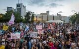 Des citoyens se rassemblent sur la place des Otages à Tel Aviv le 2 juillet 2026 pour marquer les 1 000 jours écoulés depuis l'attaque menée par le Hamas le 7 octobre 2023. (Crédit : Chaim Goldberg/Flash90)