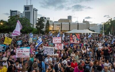 Des citoyens se rassemblent sur la place des Otages à Tel Aviv le 2 juillet 2026 pour marquer les 1 000 jours écoulés depuis l'attaque menée par le Hamas le 7 octobre 2023. (Crédit : Chaim Goldberg/Flash90)