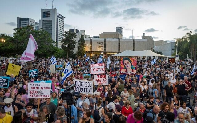 Des citoyens se rassemblent sur la place des Otages à Tel Aviv le 2 juillet 2026 pour marquer les 1 000 jours écoulés depuis l'attaque menée par le Hamas le 7 octobre 2023. (Crédit : Chaim Goldberg/Flash90)