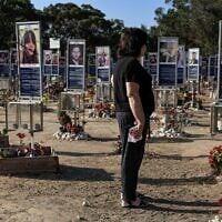 Des familles endeuillées sur le site du massacre du festival de musique Nova, près de la frontière avec Gaza, pour marquer le 1 000ᵉ jour depuis le pogrom perpétré par le groupe terroriste palestinien du Hamas le 7 octobre 2023, le 2 juillet 2026. (Crédit : Tsafrir Abayov/Flash90)