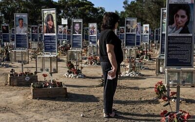 Des familles endeuillées sur le site du massacre du festival de musique Nova, près de la frontière avec Gaza, pour marquer le 1 000ᵉ jour depuis le pogrom perpétré par le groupe terroriste palestinien du Hamas le 7 octobre 2023, le 2 juillet 2026. (Crédit : Tsafrir Abayov/Flash90)