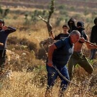 Illustration : Affrontements entre des Palestiniens et des militants d'un côté, et des partisans israéliens du mouvement pro-implantations de l'autre, aux abords du village palestinien d'Abu Falah, près de Ramallah, en Cisjordanie, le 3 juillet 2026. (Crédit : Flash90)